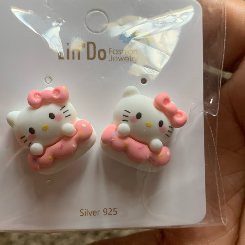 Brand new Lin’Do 925 Sterling Silver Hello Kitty Stud Earrings